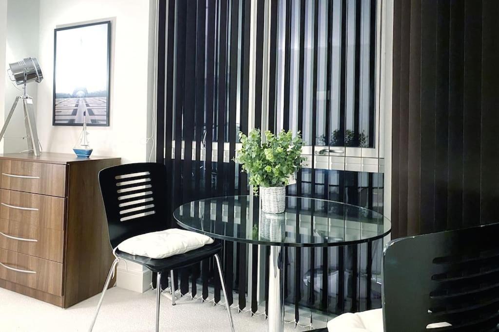 סוואנסי Two Bedroom Luxury Apt With Film Style מראה חיצוני תמונה